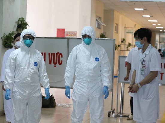 Huy động toàn lực điều trị 4 bệnh nhân Covid-19 nguy kịch
