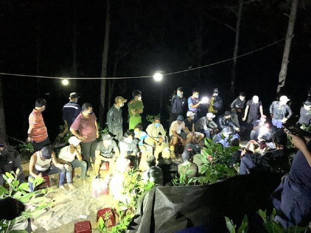 Phớt lờ dịch Covid-19, Hơn 40 người sát phạt ở sòng bạc trong rừng phòng hộ