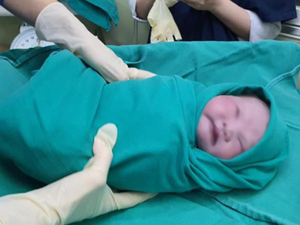 Nữ điều dưỡng BV Bạch Mai tham gia chống dịch khi mang thai 38 tuần đã sinh con