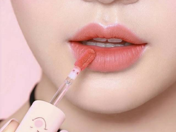 Mách bạn 3 cách đánh son lâu trôi, không bị lem khi đeo khẩu trang