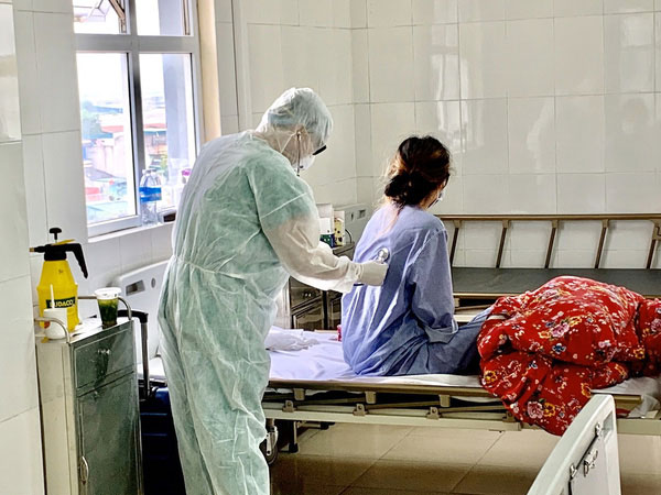 2 trường hợp âm tính rồi dương tính với SARS-CoV-2: 'Đang điều trị, không có khả năng lây lan virus ra cộng đồng'