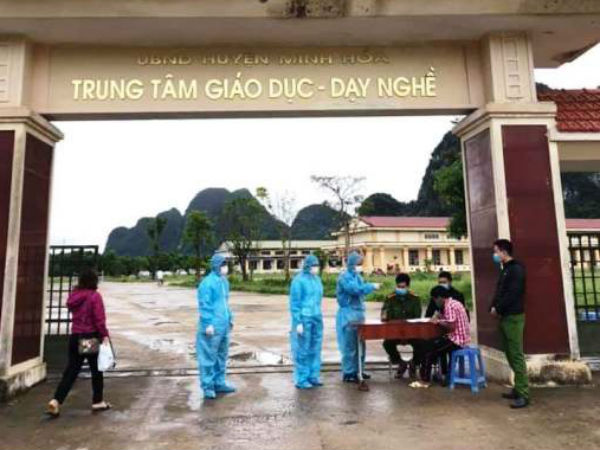 Điều tra vụ lập 2 sòng bài trong khu cách ly, hết tiền gọi vợ mang đến đưa qua hàng rào