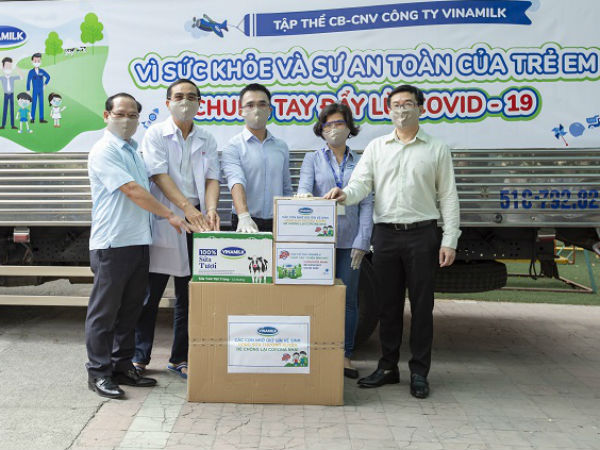Tập thể nhân viên công ty Vinamilk góp sức để chăm sóc và bảo vệ trẻ em khó khăn trước đại dịch covid-19