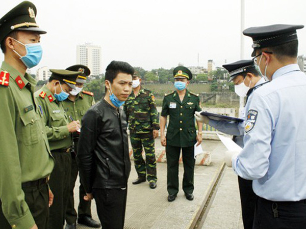 Vượt biên sang thăm người yêu, nam thanh niên Trung Quốc bị bắt giữ