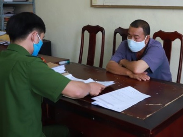 Mở bán cà phê mùa dịch, đánh công an khi bị xử lý