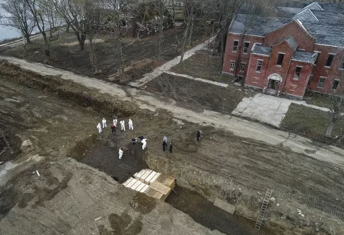 Hình ảnh gây sốc: Nhà xác quá tải vì Covid-19, New York cho đào thêm mộ tập thể