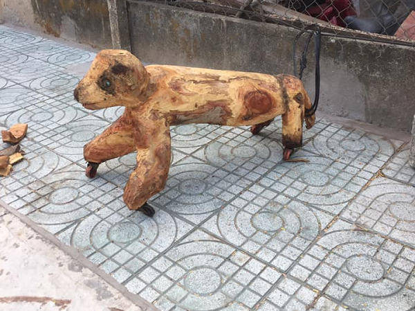 Hớn hở chạy sang hàng xóm khoe kiệt tác con hổ vồ vừa mới đẽo, ông chú 'giận tím mặt' khi nghe câu nhận xét