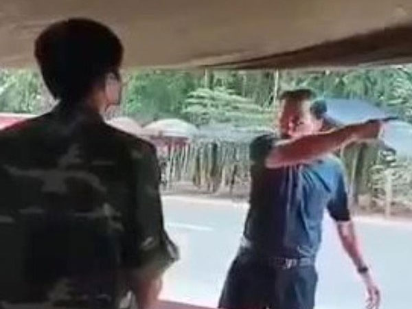 Phó chủ tịch HĐND không đeo khẩu trang, đập tay lên bàn, văng tục, phản ứng chốt kiểm dịch Covid-19