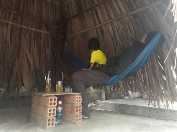 Chủ quán cà phê chòi lá bao che cho nhân viên bán dâm