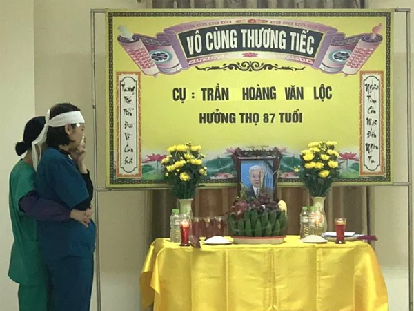 Nhói lòng hình ảnh nữ điều dưỡng nén nỗi đau chịu tang bố bên bàn thờ vọng nơi điều trị cách ly