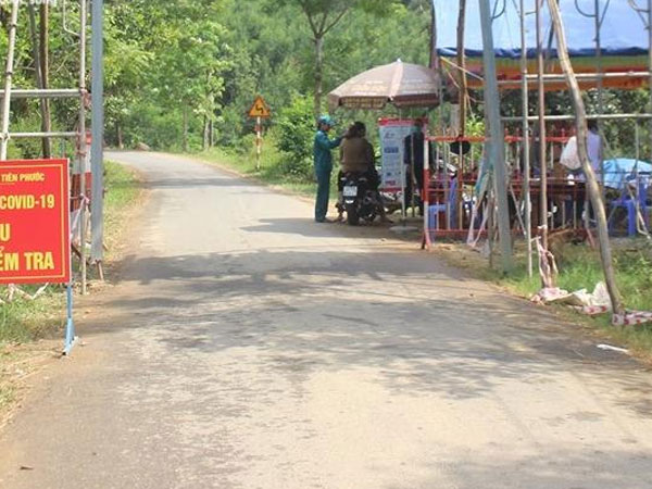 Bị yêu cầu đeo khẩu trang, nam thanh niên cầm mũ bảo hiểm đánh cán bộ