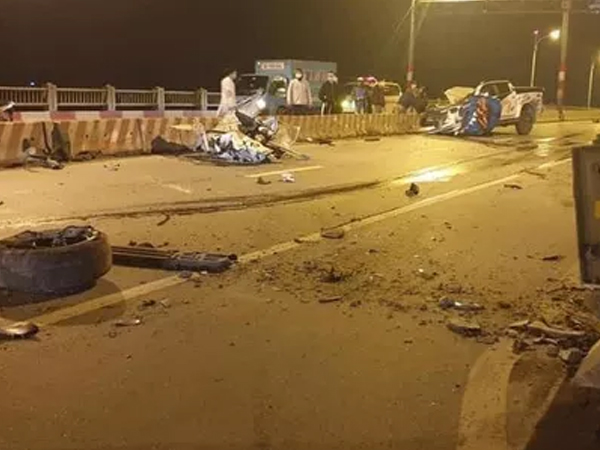 Hiện trường xe bán tải đâm vào dải phân cách trên cầu Vĩnh Tuy khiến 1 người tử vong