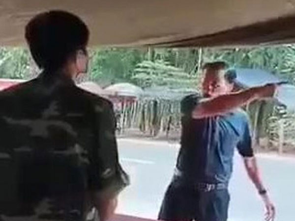 Phó chủ tịch HĐND huyện chống đối đo thân nhiệt xin từ chức vì quá xấu hổ