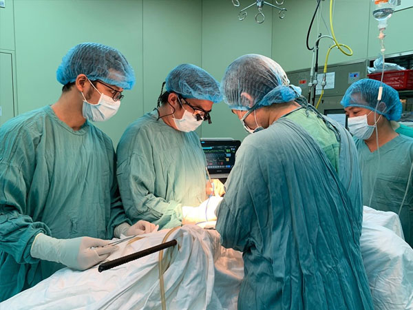 Rơi từ giàn giáo xuống đất, người đàn ông bị thanh sắt đâm xuyên người