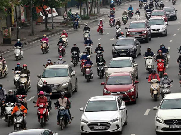 Đường phố Hà Nội bất ngờ đông đúc, nhiều đoạn ùn ứ dù chưa hết hạn cách ly xã hội