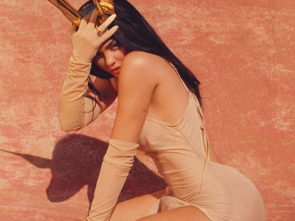 Nghỉ dịch ở nhà, Kylie Jenner vẫn tung bộ ảnh 6 triệu like đẹp 'nhức nhối': Vòng eo và đường cong tỉ lệ quá khó tin!