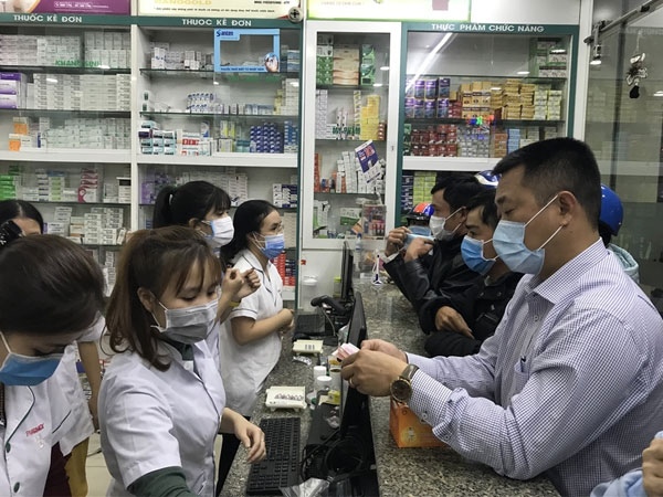 Hà Nội yêu cầu 7.000 hiệu thuốc trên toàn địa bàn báo cáo người mua thuốc cảm, ho, sốt, khó thở để phòng chống Covid-19