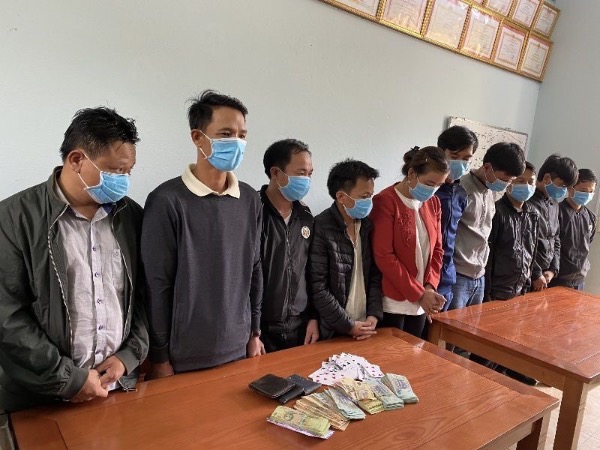 Rảnh rỗi, vợ chồng thương lái mở sới bạc khủng ngay tại nhà