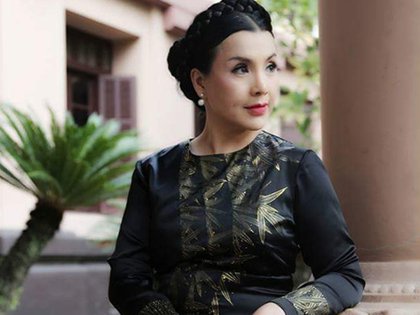 Nhan sắc khác lạ của NSND Lan Hương 'Em bé Hà Nội' ở tuổi 57