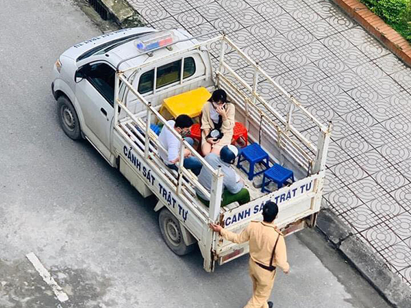 Cặp đôi bất chấp lệnh cách ly vẫn ra công viên hẹn hò rồi bị 'hốt' lên phường làm việc khiến dân mạng tranh cãi
