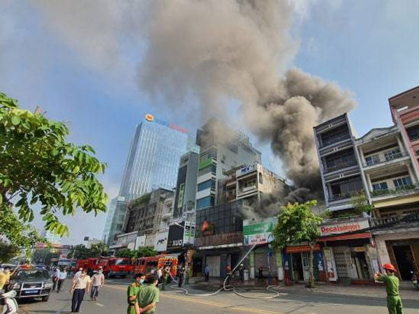 Cháy cửa hàng đồ thú cưng ở Sài Gòn