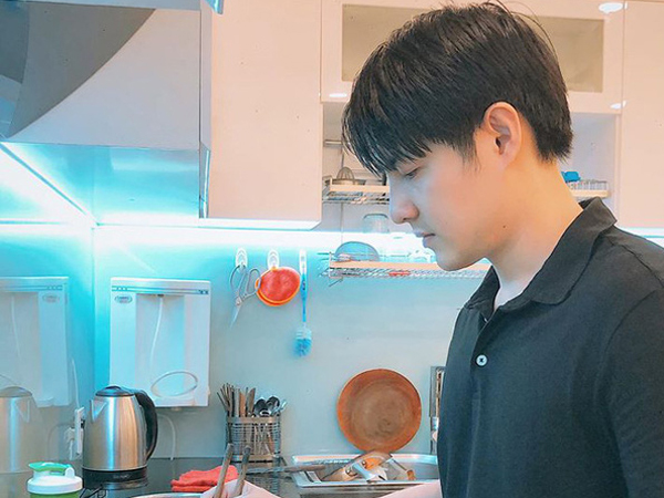 Ở nhà giãn cách xã hội, Ông Cao Thắng được mẹ vợ khen nức nở vì lần đầu vào bếp đã nấu ăn ngon
