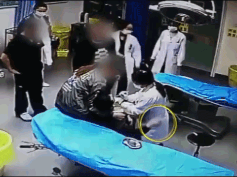 Video: Dở trò sàm sở khi đang được sơ cứu, nam thanh niên bị bác sĩ tát thẳng mặt