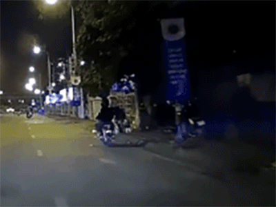 CLIP: 2 thanh niên đi xe máy giật phăng ổ bánh mỳ của người bán hàng ven đường gây phẫn nộ