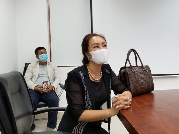 Chồng đấm vào mặt bảo vệ bệnh viện khi được yêu cầu đo thân nhiệt, vợ đến xin lỗi thay