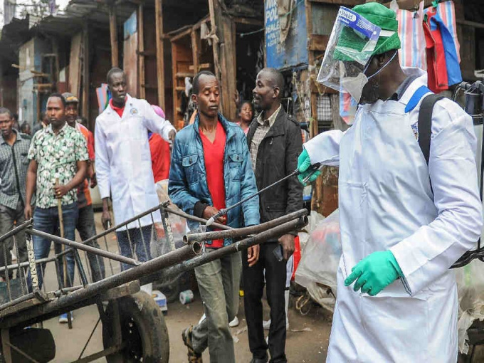 Người nghèo Kenya được tặng... rượu để chống dịch Covid-19