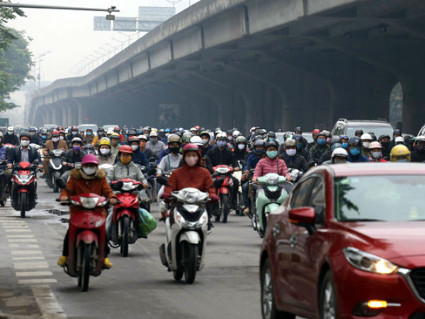 Phương tiện giao thông ken đặc ngã tư dù Hà Nội kéo dài giãn cách xã hội đến 22/4