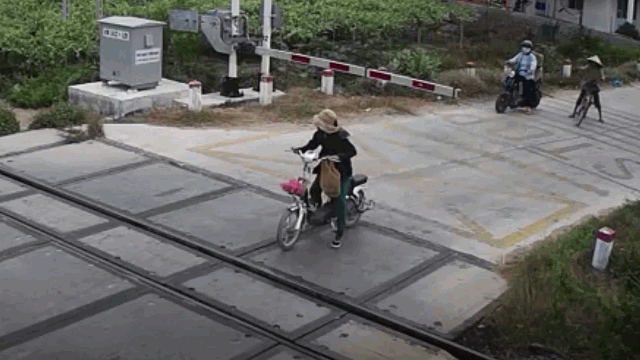 Cố vượt đường sắt, một phụ nữ bị tàu hỏa tông tử vong