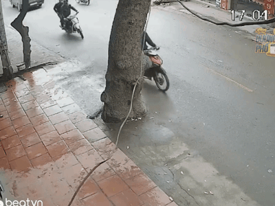CLIP: Phanh gấp khi vừa thấy công an, 2 thanh niên ngã dúi dụi còn khiến người đi sau 'khốn đốn'