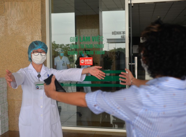 Cái ôm đặc biệt thời Covid giữa nữ phóng viên và bác sỹ điều trị: 'Nhất định khi hết dịch, 2 chị em sẽ ôm nhau thật chặt'