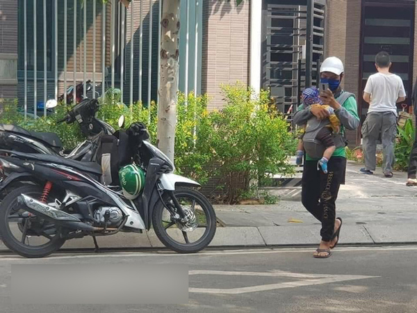 Lặng người trước hình ảnh ông bố trẻ tất bật đi ship hàng với đứa con nhỏ đang ngoẹo đầu ngủ gật trước ngực