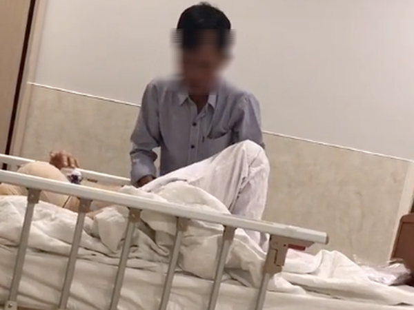 Đưa vợ đi nâng ngực, lại còn cẩn thận ở bên chăm sóc, chị em chứng kiến xuýt xoa khen 'người chồng quốc dân' nhà người ta