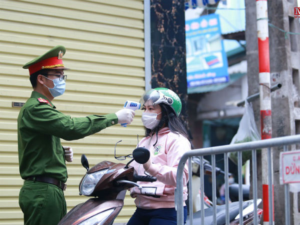 Hà Nội: Công an tăng cường kiểm soát thân nhiệt người ra vào chợ