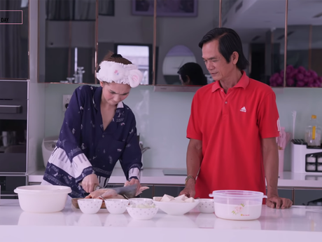 'Nữ hoàng nội y' Ngọc Trinh lần đầu tự cầm dao chặt gà: chặt mà như bổ dừa, băm tan nát cả con gà, lại còn không biết bấm bếp điện?