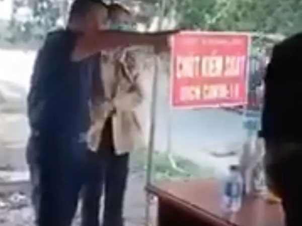 Cách hết chức vụ trong Đảng Phó chủ tịch HĐND chống đối kiểm dịch