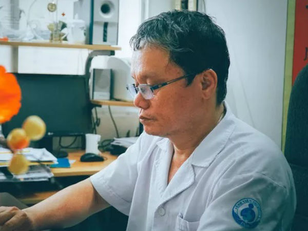 Lý giải sự 'phức tạp' của du khách Anh mắc COVDID-19, tái dương tính ở Việt Nam nhưng âm tính khi về nước