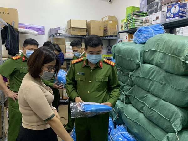 Khởi tố 3 đối tượng sản xuất hàng giả chống dịch COVID-19 bán kiếm lời