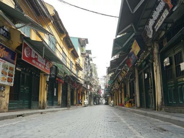 Phổ cổ Hà Nội bất ngờ vắng lặng trong ngày thứ 18 thực hiện cách ly xã hội