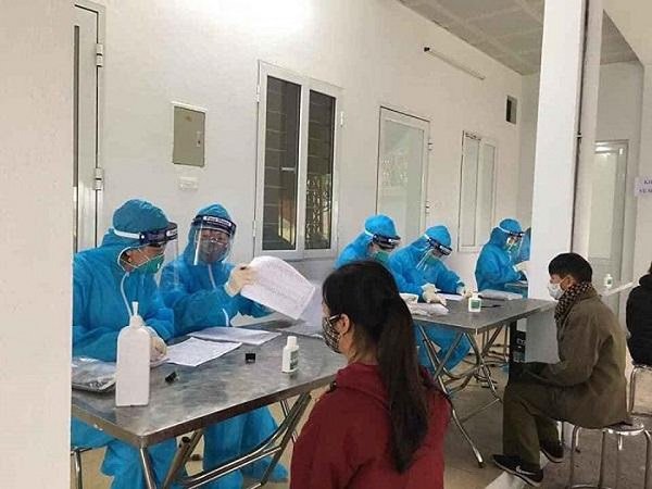 Phát hiện 4 trường hợp dương tính với SARS-CoV-2 qua test nhanh tại chợ hoa Mê Linh