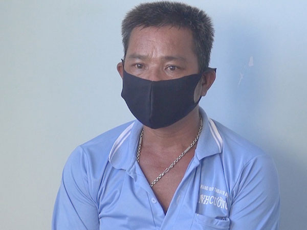 Người đàn ông không đeo khẩu trang phòng Covid-19, cắn tay cảnh sát
