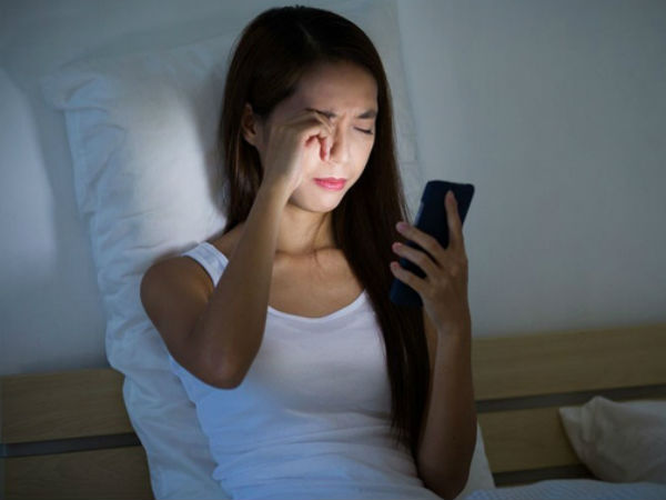 Những người thường xuyên chơi điện thoại di động trước khi đi ngủ sẽ xuất hiện 3 triệu chứng, cảnh giác bệnh gan 'ghé thăm'