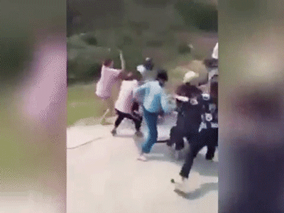 Kinh hoàng: Hơn 20 nữ sinh cầm gậy sắt lao vào 'hỗn chiến' giữa đường khiến nhiều người rùng mình sợ hãi