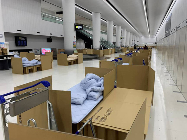 Hành khách đến Nhật Bản phải ngủ trong thùng các-tông ở sân bay với điều kiện đáng lo ngại trong lúc chờ xét nghiệm Covid-19
