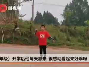 Nghỉ học quá dài vì dịch bệnh, cậu học sinh nhớ trường lớp đến nỗi ngày nào cũng đến trước cổng trường để...tập thể dục