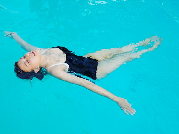 Ái nữ của 'vua sòng bạc Macau' khoe vóc dáng nóng bỏng với bikini