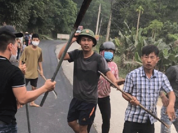 Tạm giam 3 kẻ côn đồ đập phá ô tô, đánh người trước mặt công an